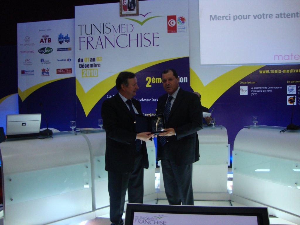 2010_1201_Mounir_Mouakhar_remet_trophee_a_js_tunismed.jpg